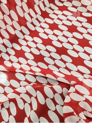 Chiffon Estampado Fundo vermelho vivo com formas ovais/brancas