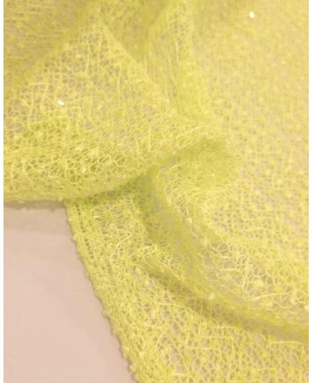 Tecido tipo tricot amarelo 100% Poliéster com pequenas lantejoulas transparentes 